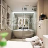 在有限的空间里把淋浴和浴缸结合，再增加镜面与灯光设计出明亮整洁的卫浴空间品质。