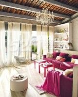 这个美丽的公寓的主任有粉色的情结，因此家里的很多装饰都采用了粉色的饰品，淡淡的色调，让家居看起来格外的温馨。