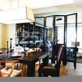 中式的丝竹屏风做了空间上的隔断，巧妙地区分了客厅和餐厅。