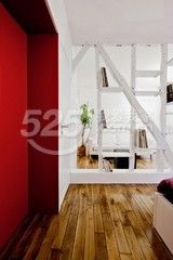 公寓配色格外醒目，迷人的木质地板与家具之间的对比同样重要。