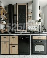 厨房本来是一个很小的空间，煤气管道和各类用品占据了显著的空间。