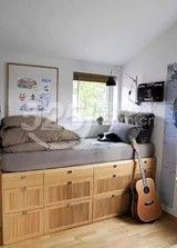 狭小卧室的床采用东北炕式的设计，收纳柜已是床，床已是收纳柜。将卧室的空间充分利用。