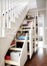 楼梯下面的秘密，设计利用了斜坡式的楼梯，让可抽拉的收纳柜有小到大的排列，尽可能发挥全部空间的潜能，放便漂亮。