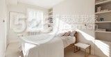 卧室及浴室藉由同色系的床包和框画，使空间藉由家具建立出逻辑性，表现出晴空与海洋的清新感。