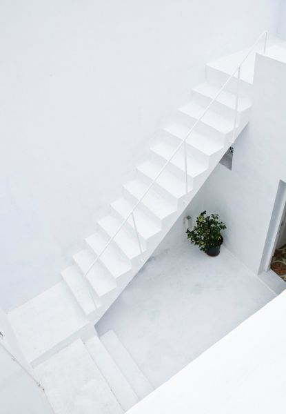 极简白色楼梯设计