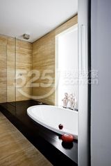 最后是卫浴，直嵌入地面的嵌入式浴缸设计不仅能有效地节省卫浴空间，还能通过黑白色彩的鲜明对比让沐浴区的空间感更显强烈。黄褐色的大理石瓷砖看上去非常的现代与豪华。
