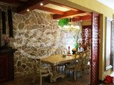 餐厅设计，餐厅的墙壁是采用的鹅卵石造型，复古的，又是时尚的，给人强烈的视觉冲击感，有画龙点睛的功效。而餐桌也是豪华版的，美丽不可方物。