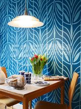 蓝色带花纹的墙纸设计，凸显出强烈的个性感。这样的创意墙纸带给人强烈的视觉冲击力。