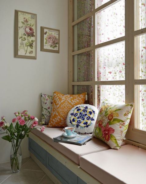 现代小户型室内飘窗装饰图片