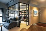 客厅与书房以铁件及清玻璃作为隔屏，让视觉景深延伸，形塑空间的开阔感。