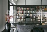 在书房构置大面书柜，以开放的方式陈列书籍，让空间瀰漫著文学书香。
