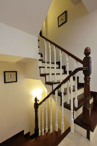 实木美式楼梯装潢设计