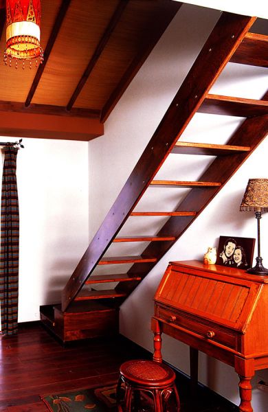 东南亚风格设计家居木楼梯效果图
