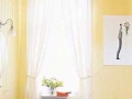五彩缤纷的家居饰品让卫浴间充满春天气息