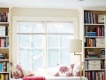 飘窗边的书柜 背靠风景阅读