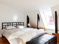 裸露横梁搭配质感地板 75平创意阁楼公寓(图)
