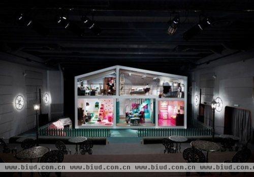 旧电影院里的 H&M Doll House 