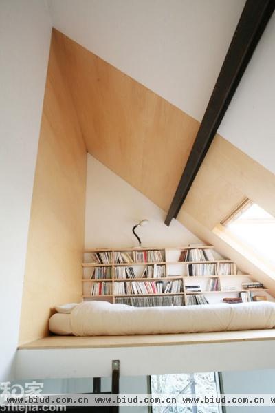 书房“塞进”卧室 节省空间如此简单