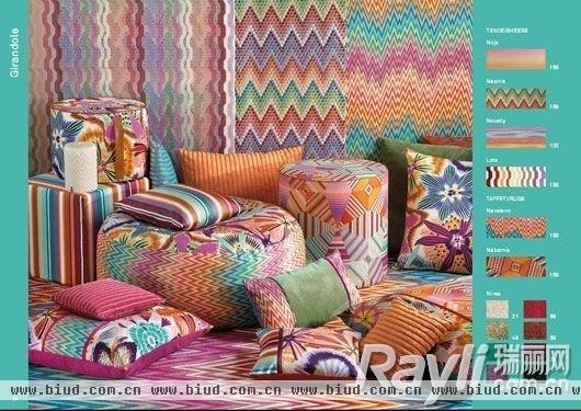 米索尼家居(MISSONI HOME)运用多种多样的绚丽色彩取代纯色，配合着奇妙的抽象几何图案创造出持续不断的变化。