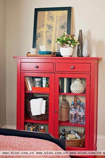 鉴于房间面积，建议选择略矮或高度与人站立时视线平行的储物柜，颜色上最好鲜艳一点，能提亮你的小空间