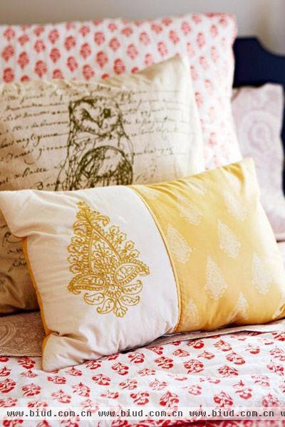 床上用品有着举足轻重的视觉分量，就像这里，漂亮的印花被子反映出女主人的性格，图案丰富的靠枕让床品具有特别定制般的尊贵。