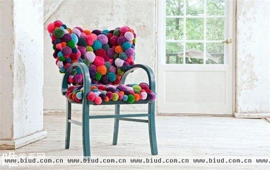 色彩绚丽的绒球椅子 让我们坐着爱