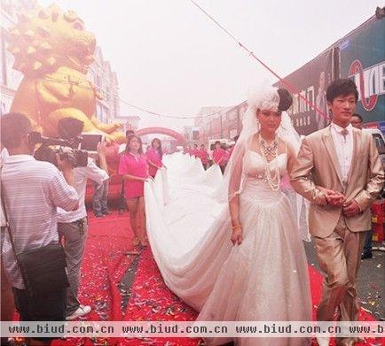 全球顶级百米婚纱助阵欧神诺陶瓷开业盛典