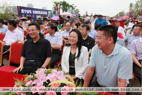 永同昌集团董事局主席张宗真博士（左一）、丹东市人民政府副市长潘爽（中）、丹东临港产业园区主任郭志君（右）