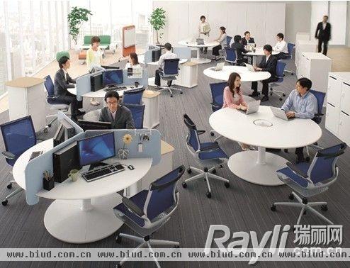 KOKUYO的圆形办公桌的设计便在于充分利用了桌面空间和背面空间