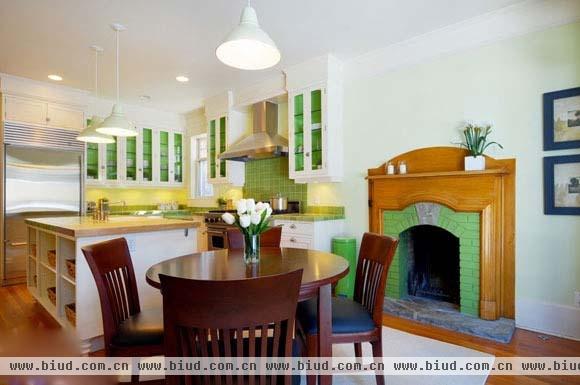 厨房也玩清新 绿色小瓷砖与白色橱柜的搭配