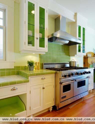 厨房也玩清新 绿色小瓷砖与白色橱柜的搭配