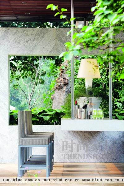 窗外有绿植摇曳，沿墙而设的灰色系列的餐桌与座椅，也可以散发出如此丰富的层次感。