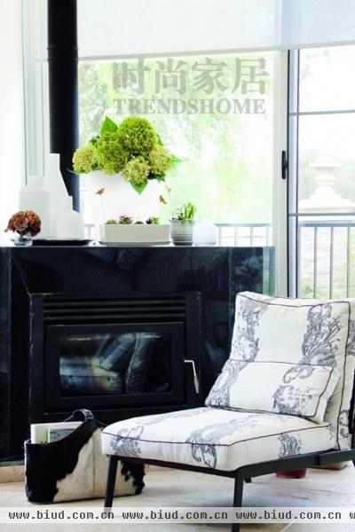 低调的白色布艺沙发，精巧的花纹，令生活散发出一抹简约中的舒适。