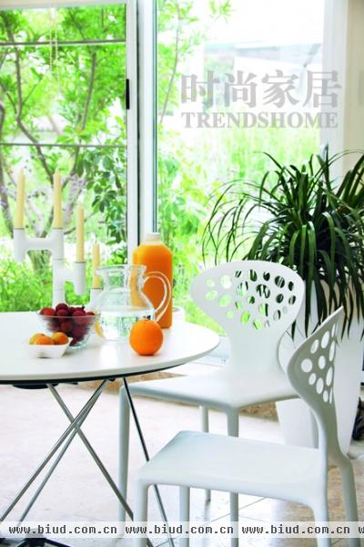设计感十足的餐椅与烛台，与环境浑然一体。