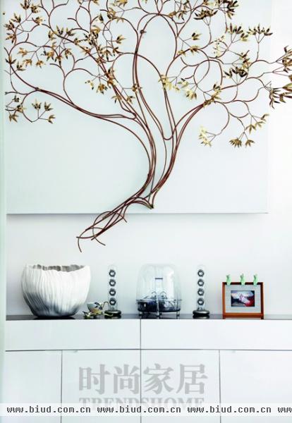墙壁上枯枝与金属装饰，为简约的家营造出精致气息。