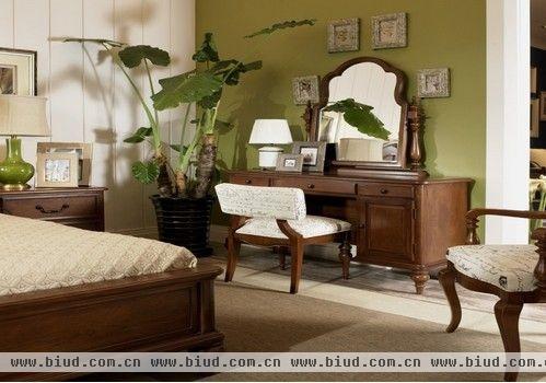 拉古纳系列卧室里明亮干净的嫩绿色墙面顿时令整个空间充满了鲜活的气息