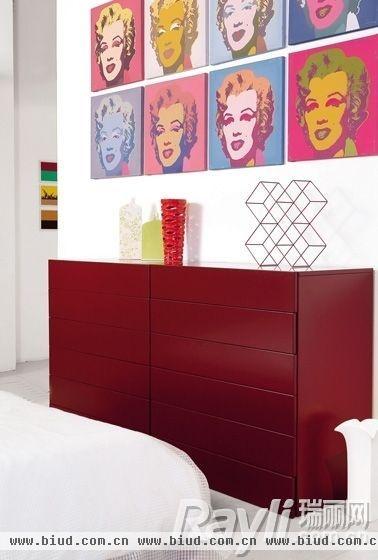 红色边柜、色彩鲜艳的装饰品以及梦露头像画作装扮卧室　