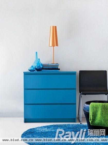 宜家　蓝色边柜+蓝色地毯+绿色盖毯体现品质感