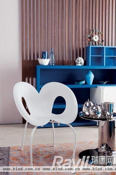 蓝色边柜的白色座椅，以颜色和线条美取胜。
