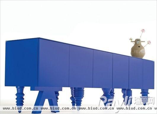 鬼才设计师Jaime Hayon设计的蓝色边柜　