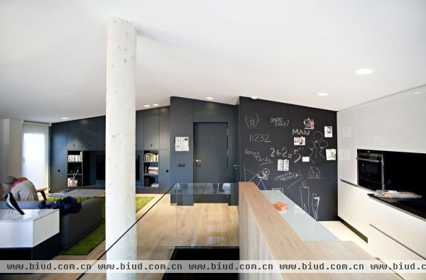 原木地板的私密空间 西班牙青年复式公寓(图)