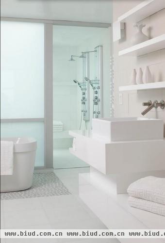迷失在雪白世界里 纯白色瓷砖打造优雅卫浴