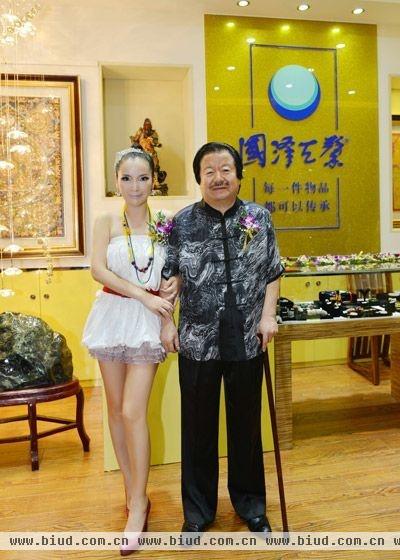 泽天馨公司总裁郭天馨和当代著名艺术家、收藏家、鉴赏家崔如琢先生合影
