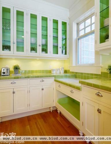绿色小瓷砖与白色橱柜的小清新搭配（图）