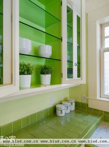绿色小瓷砖与白色橱柜的小清新搭配（图）