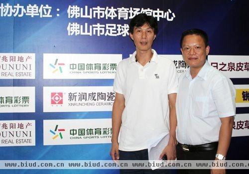 新润成陶瓷市场部经理谭国新与日之泉俱乐部总经理区楚良（左）