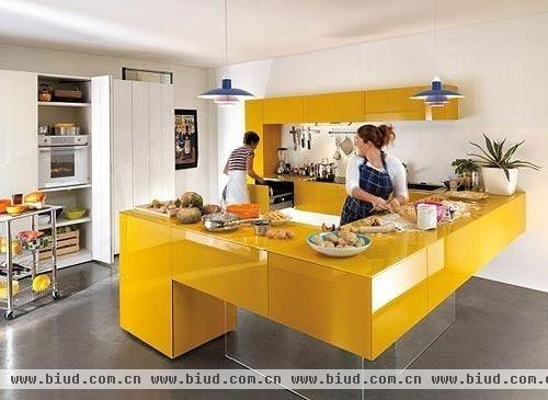充满阳光活力的明黄色烤漆板橱柜，让烹饪的厨房显得明亮光鲜，从墙面延伸的立体S形橱柜充分利用了各个转角，将柜体和台面的实用面积最大化