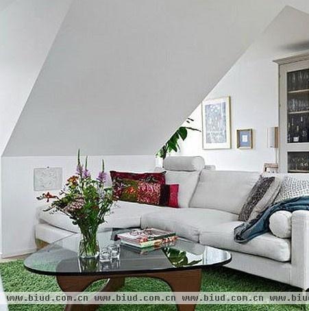 瑞典白色现代斜顶公寓 清新绿茶系