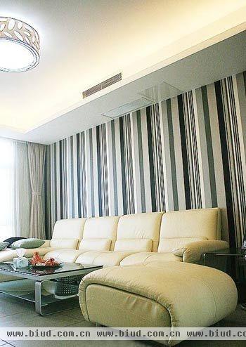 由于风格偏现代，客厅不宜使用太多的颜色搭配，保持了原有的浅色调，给人清新淡雅之感，简约而不失风格。沙发背景墙的条纹状很有立体感