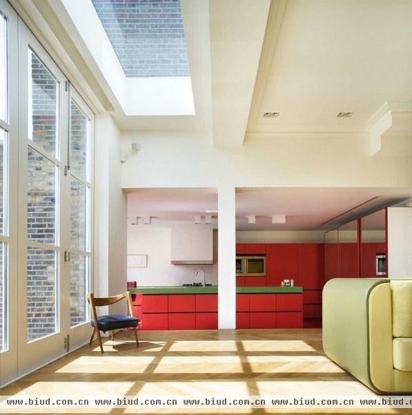 颜色赚取眼球 强烈对比色伦敦雪佛龙住宅设计